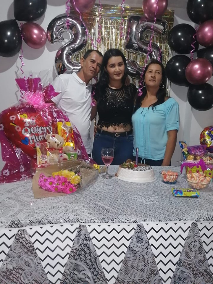 A la cumpleañera la acompañan Ana Lucy Vera Ramírez y Robinson Méndez Díaz.
